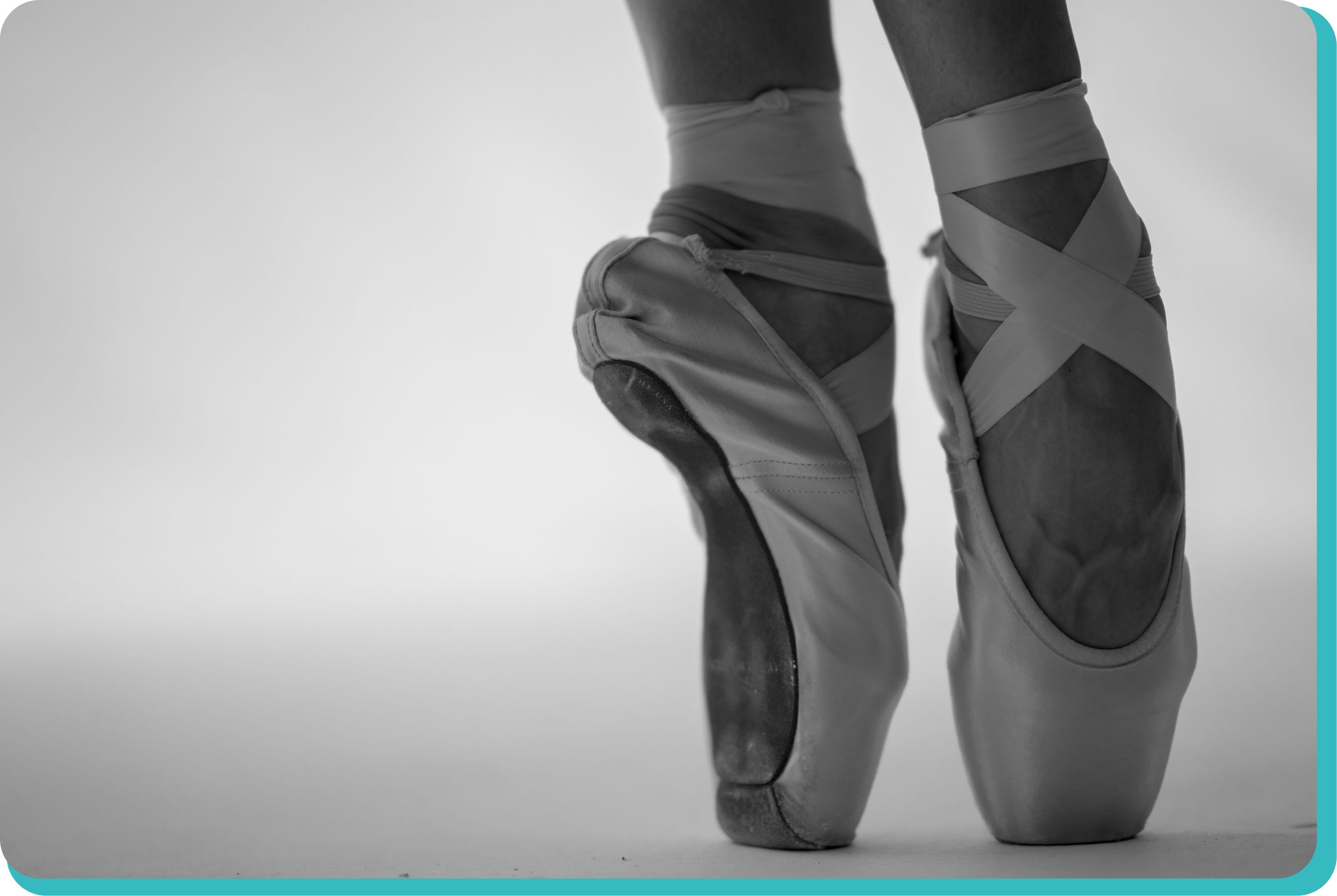 Dancer en pointe in pointe shoes.